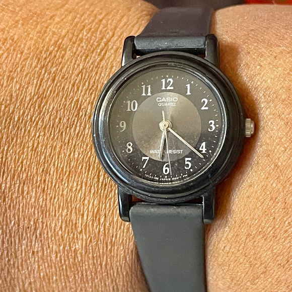 Vintage Casio Black Quartz Watch with Silicone Black Strap. 8 inches New battery